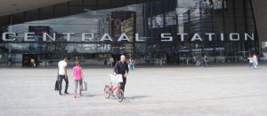 voetgangers bij station Rotterdam Centraal